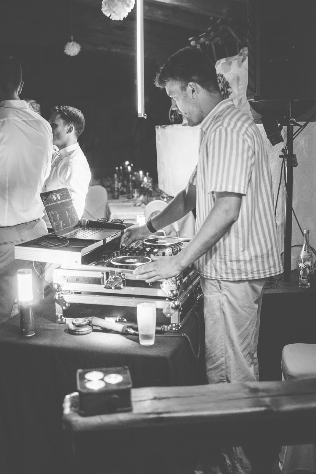 Niklas als DJ KNIK am Pult einer Hochzeitsfeier, schwarz-weiß